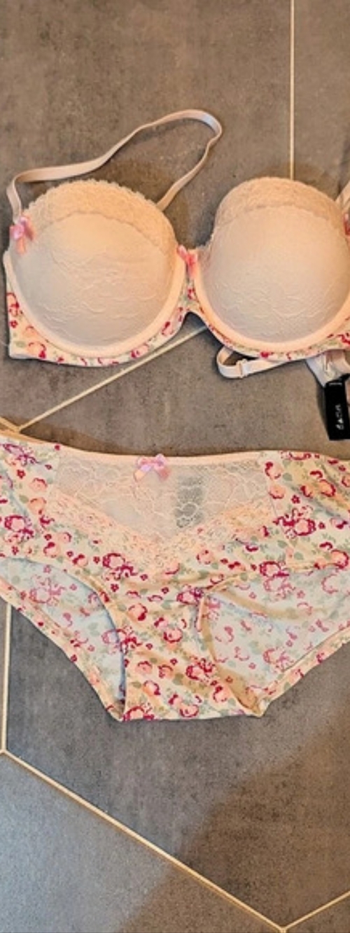 Simply Vera Wang Floral Lace Bra & Panty Set in Pink & White 36B Like New